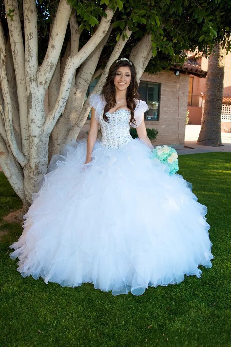 Witte prinses baljurk Quinceanera jurken sweetheart kralen kristallen tiered ruches rok lange zoete 16 prom jurken met jas