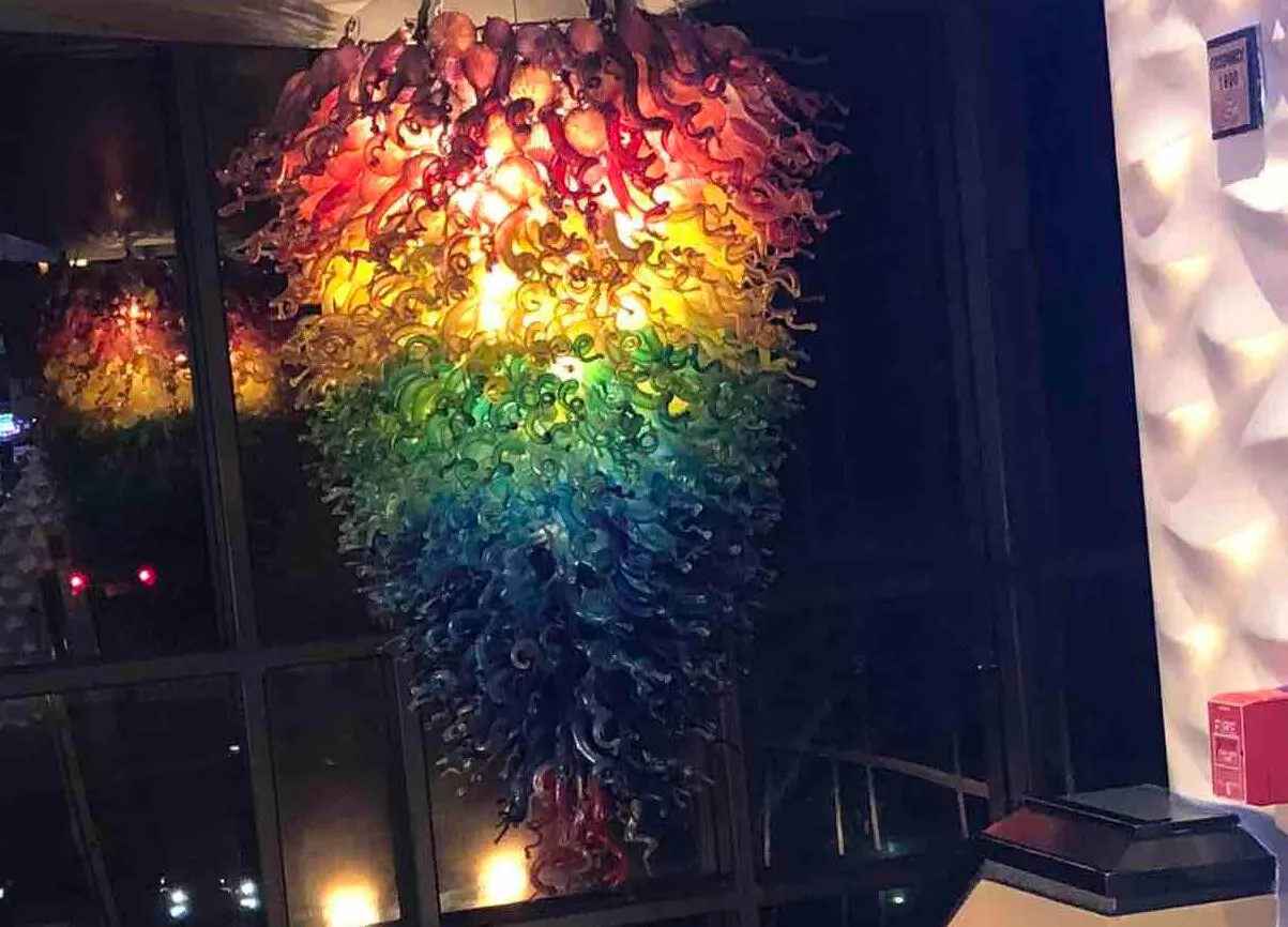 Decorazioni natalizie Colore arcobaleno Lampade a sospensione artistiche di Murano di grandi dimensioni Lampadari in vetro soffiato a mano a LED in vendita