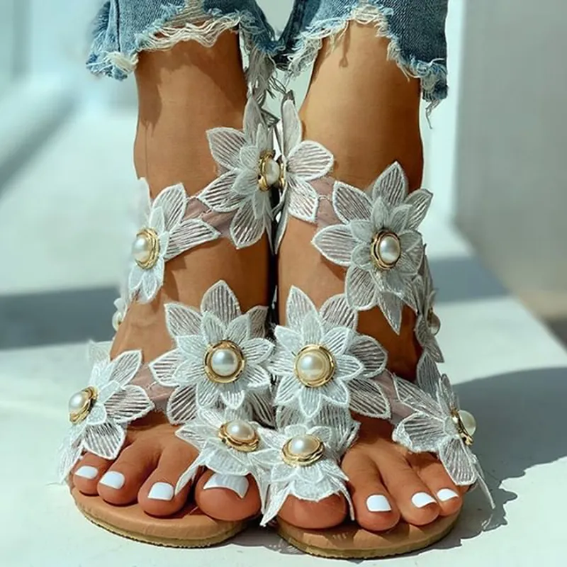 الصنادل 2021 الصيف السيدات أحذية مسطحة المرأة حزام الظهر الأبيض الأزهار البوهيمي الإناث في الهواء الطلق عارضة الشاطئ