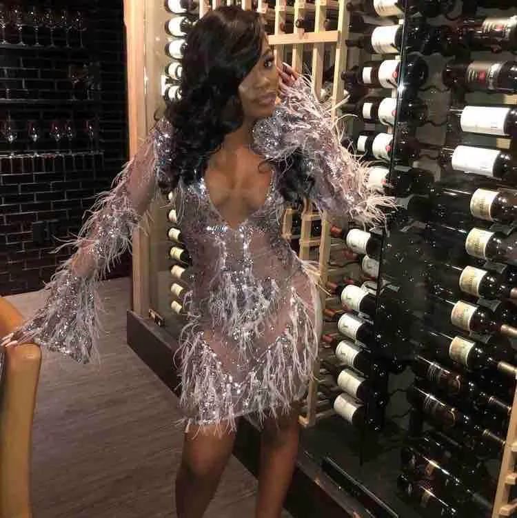 Robes de cocktail gaine argentée sexy 2020 avec plumes manches transparentes, grande taille, soirée, occasions spéciales, robes de bal de promo