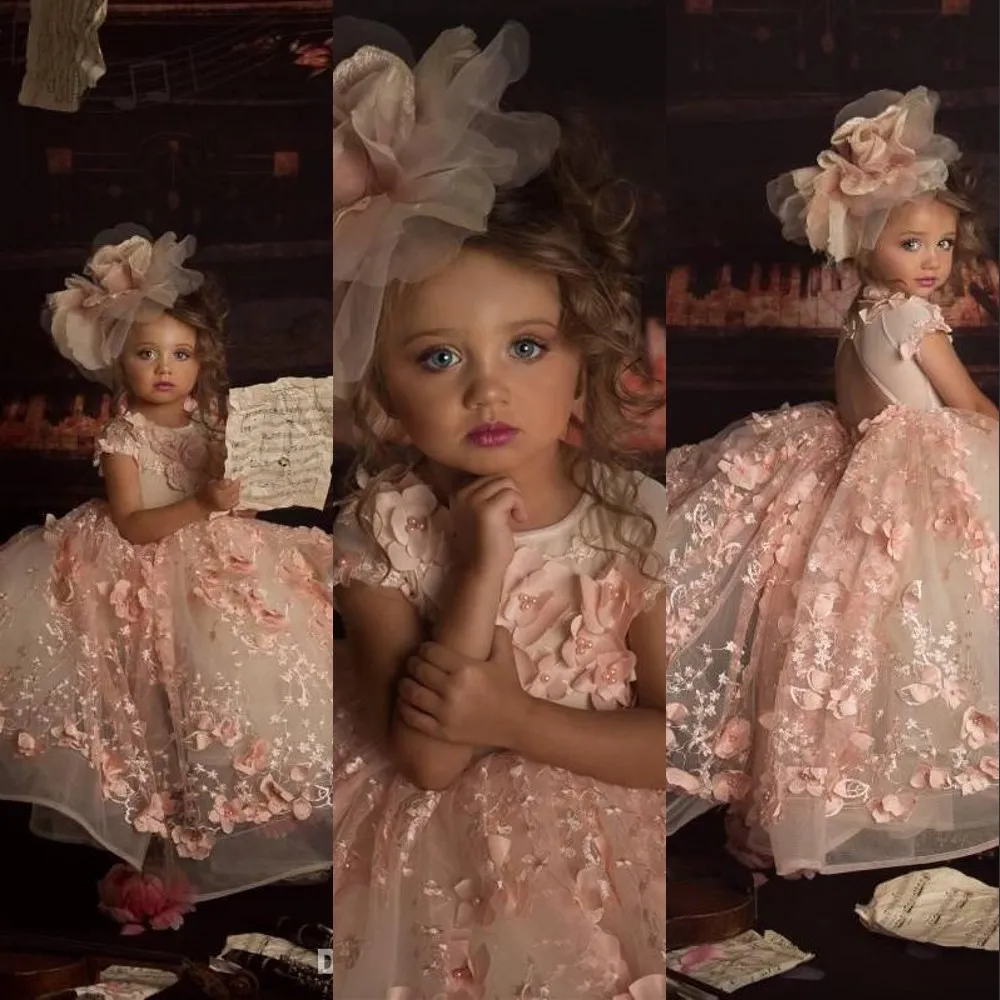 Nowy Cute Różowy Księżniczka Kwiat Dziewczyny Suknie Klejnot Neck 3D Aplikacje Koronki Kwiaty Zroszony Krótkie Rękawy Dzieci Urodziny Dziewczyna Suknia Pagewanta