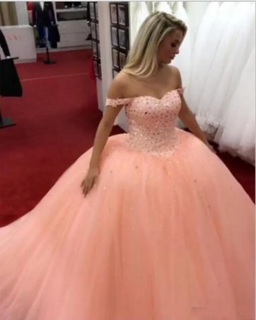 2020 Nuovo abito da ballo color pesca Abiti stile Quinceanera con spalle scoperte Perline di cristallo Tulle aperto sul retro Dolce 16 Abito da festa taglie forti Abiti da sera da ballo