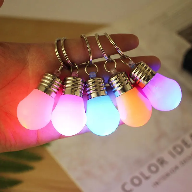 Kolor Zmiana LED Światła Mini Żarówka Brelok Brelok Keychain RGB Koraliki Klucz Pierścień Wisiorek Lampa Para Breloczek Na Boże Narodzenie Prezenty Dzieci Zabawki