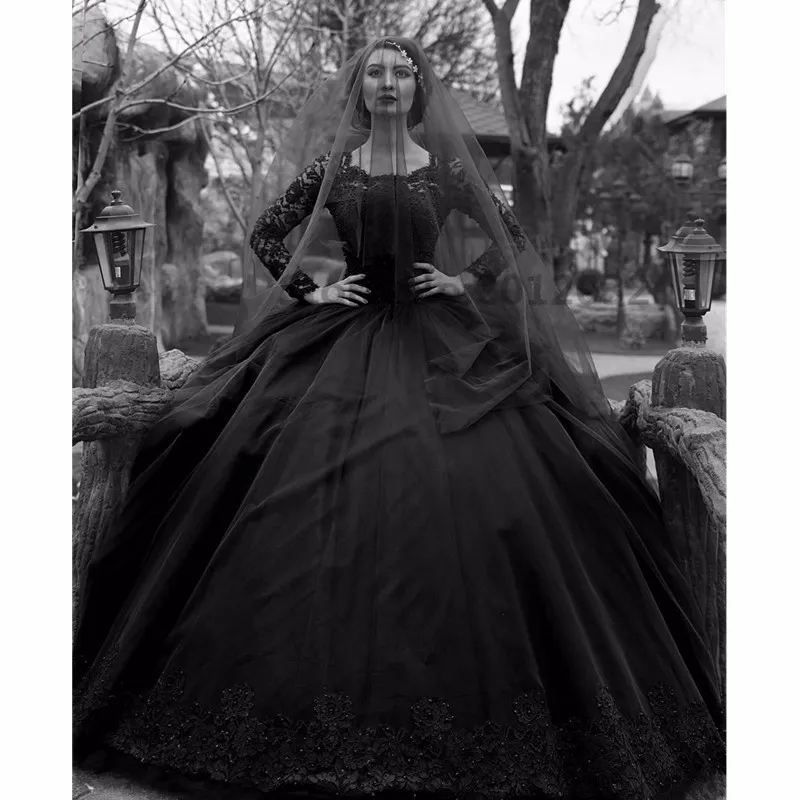 Vintage Black Gothic Long Sleeves Lace Ball Gown Wedding Dresses Tulle Applique Beaded Sweep Train Bridal Wedding Gowns With Buttons