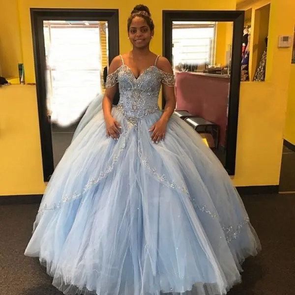 Sky Blue Quinceanera Abiti Spaghetti Straps Off Spalla spalla in rilievo Crystal Tiered Corset Indietro Pulffy Sweet 16 Abiti da sera da prom Corti