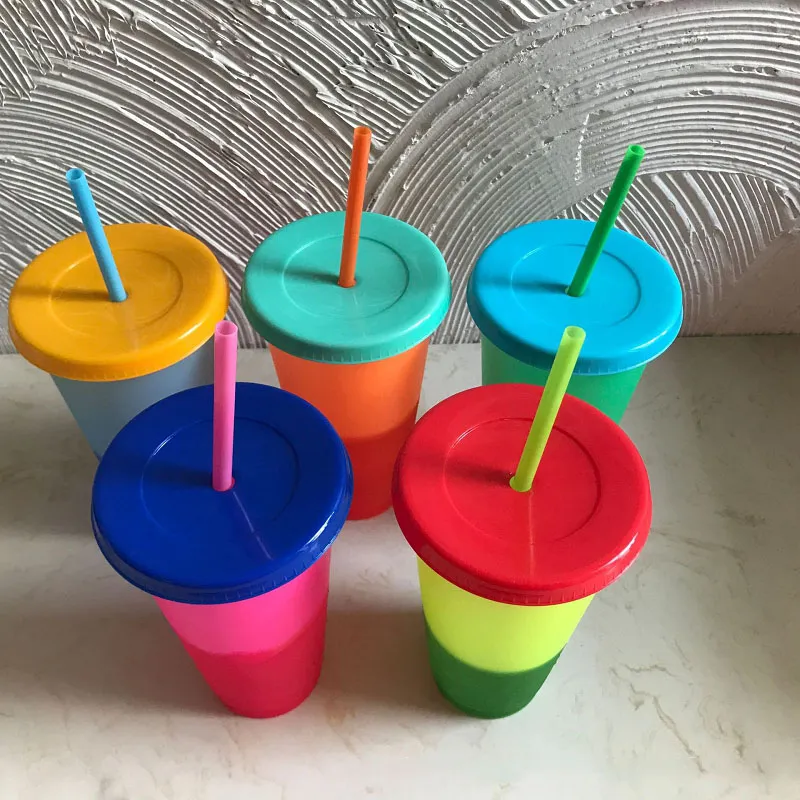 Tazza staccabile in plastica Cambia colore Pagine Bottiglie d'acqua Bicchieri isolati Protezione dal calore Tazza d'acqua portatile con cannuccia M2077