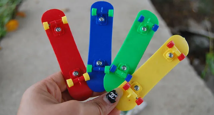 children`s educational toys wholesale finger novelty toys mixed color 9.5cm plastic finger skateboard DHL 