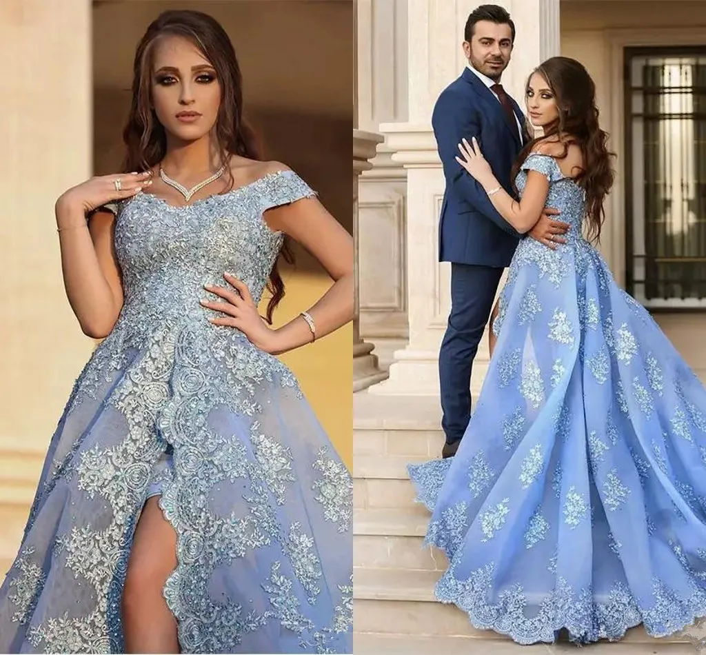 الضوء الأزرق قبالة الكتف حفلة موسيقية فساتين quinceanera غير المتكافئة تنورة الدانتيل زين مطرز الترتر الحلو 16 فستان الأميرة حزب مساء العباءات