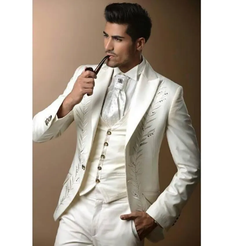 Ricamo Smoking dello sposo Bianco Groomsmen Abito da sposa uomo Giacca con risvolto picco Giacca uomo Giacca Moda 3 pezzi (giacca + pantaloni + vest + cravatta) 1480