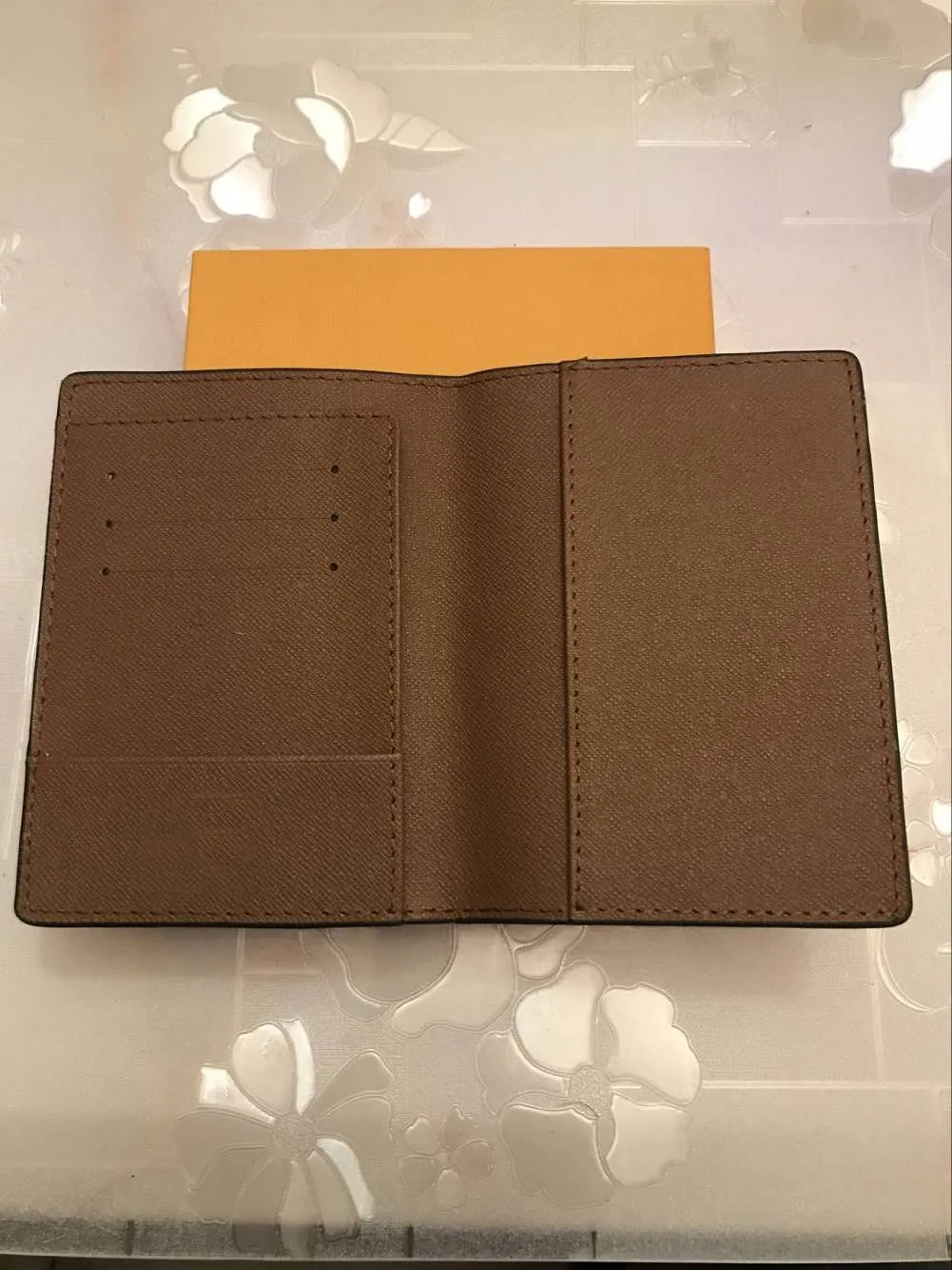 Top Quality Passport Holder Capa França Paris Estilo Designers Clássicos Homens Mulheres Famosas Luxurys Capas Carteiras de Cartão com Caixa