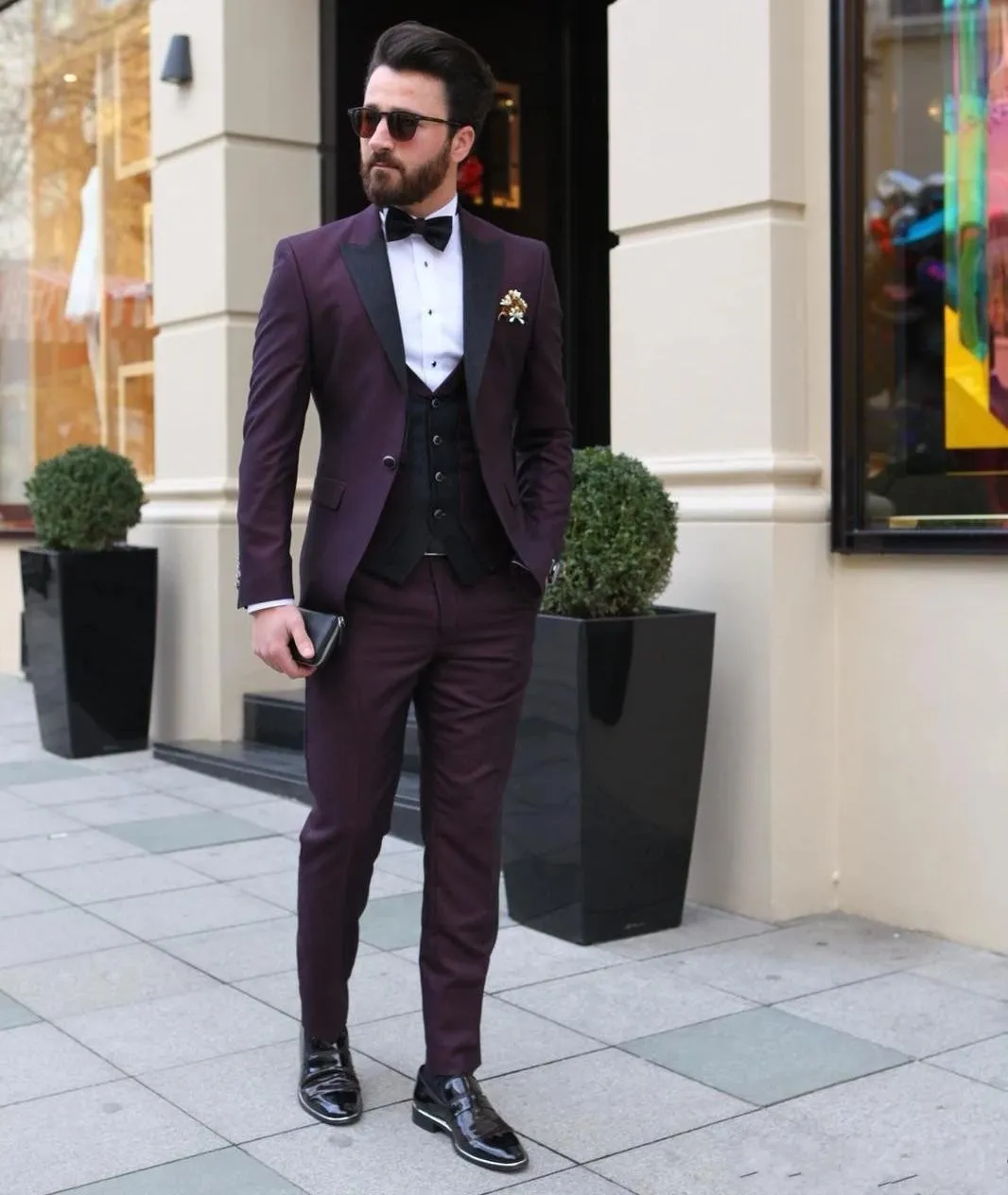 Burgundia Groom Tuxedos Czarny Lapel Groomsman Wedding 3 Piece Suit Moda Mężczyźni Business Party Jacket Blazer (Kurtka + spodnie + krawat + kamizelka) 2469