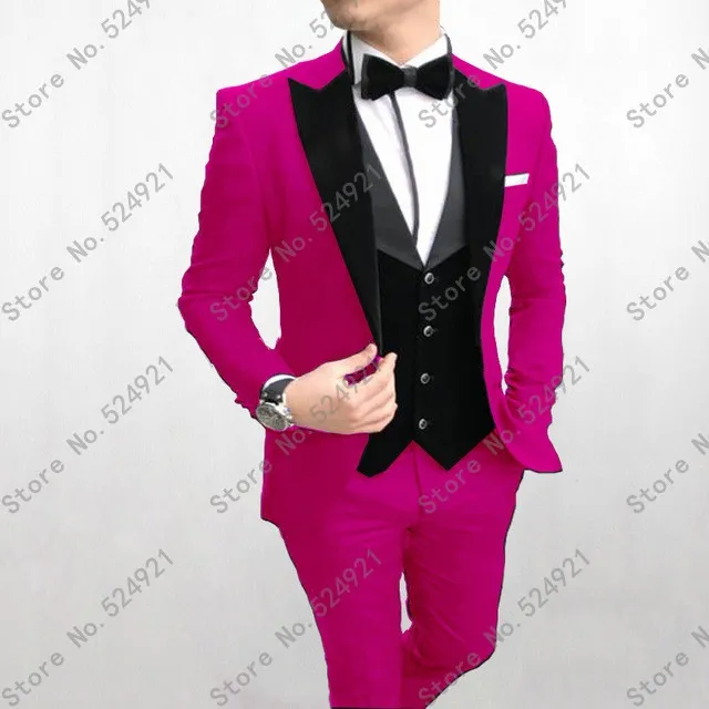 Custom Made Groomsmen Hot Pink + Black Smoking dello sposo Peak Velvet Risvolto Abiti da uomo Wedding Best Man Bridegroom (Jacket + Pants + Vest + BowTie) L355