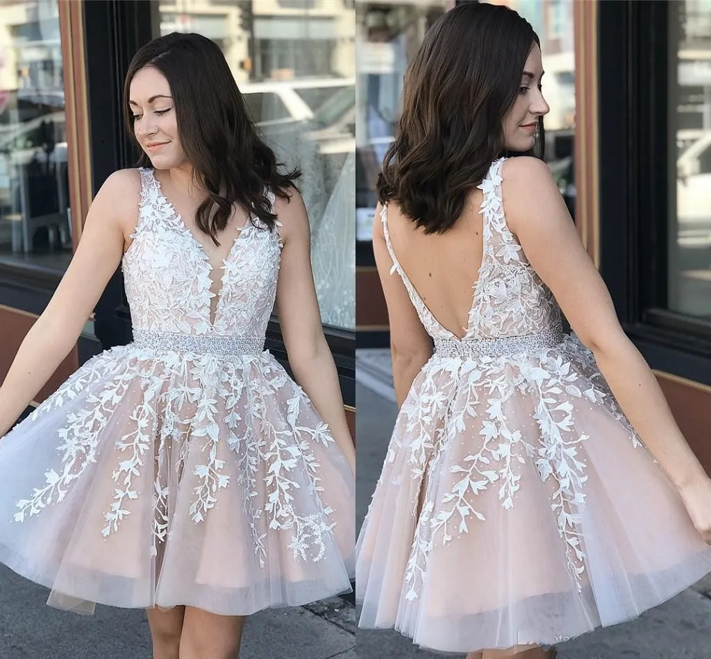 2020 Billiga Sexiga Korta Mini Cocktail Klänningar V Nacke Ärmlös Tulle Lace Appliques Sash Sexig Open Back Prom Dress Party Homecoming Gowns