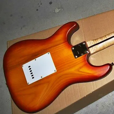 Wysokiej jakości CS Color Solid Ciało z klon Tiger Strips Wood Neck White Pickguard Gitara elektryczna Darmowa Wysyłka