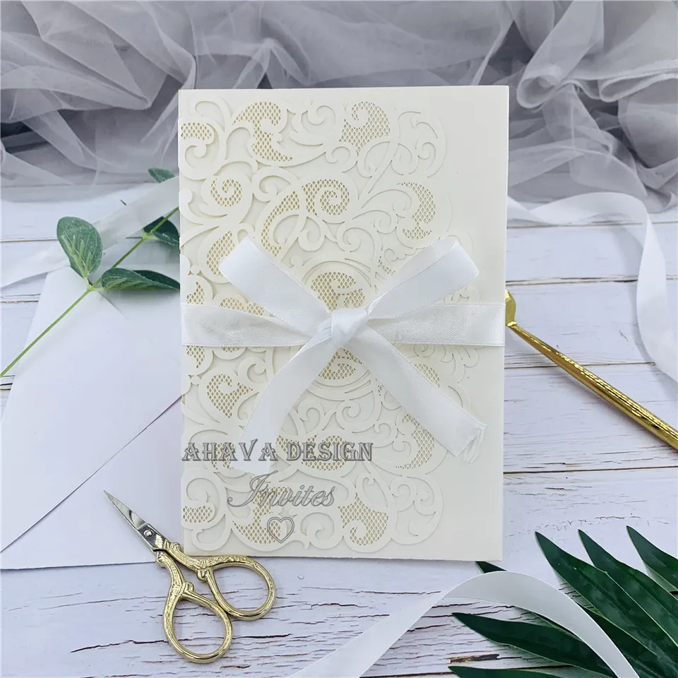 Fildişi özelleştirilebilir lazer kesim üç katlı düğün davetiyesi, yanıt kartı ve zarf ile davet eder, düğün davetiyesi, doğum günü