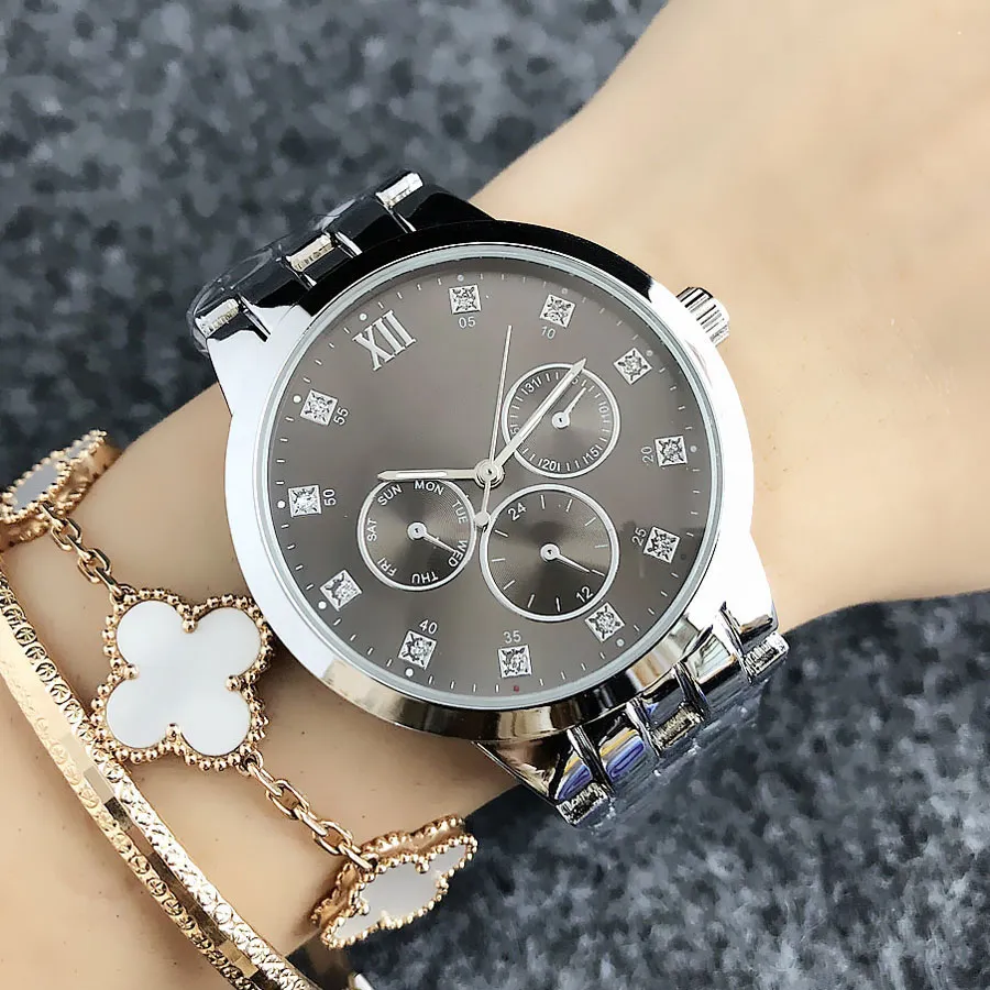 ファッションブランドの腕時計のための女性の女の子3ダイヤルスタイルの鋼鉄金属バンドクォーツ腕時計TOM6670