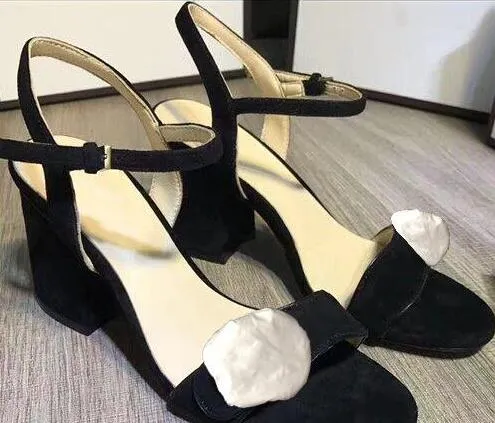 Venda imperdível- Sandálias clássicas de salto alto Salto grosso de couro de luxo Designer sapatos femininos de camurça Fivela de metal para festas Ocupação