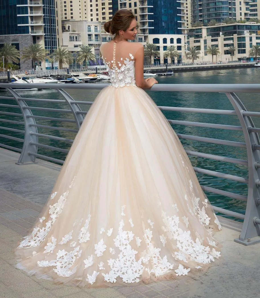 Abito da ballo in tulle nudo con sovrapposizione di fiori in pizzo 3D Abito da sposa con collo trasparente e lunghezza del pavimento Abiti da sposa Champagne Avorio Design vintage292i