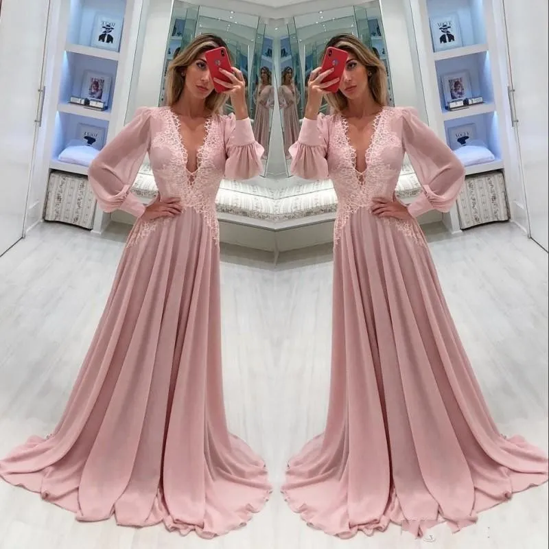 2020 Chiffong En linje Mother Off Bride Dresses Long Poet Sleeves Deep V Neck Lace Appliques Sweep Train Prom Party Evening Wedding Guest Gowns