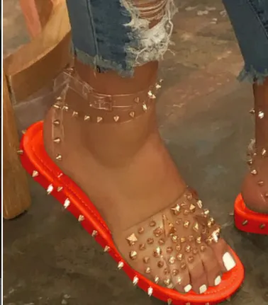 Mulheres Rivet Chinelos Plano Casual Ladies slides Abra Toe Fora Decoração de metal macio Praia Sapatos femininos de verão Calçado 2020