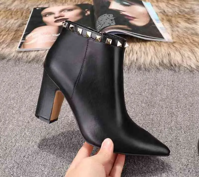 Venta caliente-Botas de tacón alto de moda para mujer Botines de cuero con remaches Botines de tacón grueso para mujer Zapatos casuales Punta estrecha