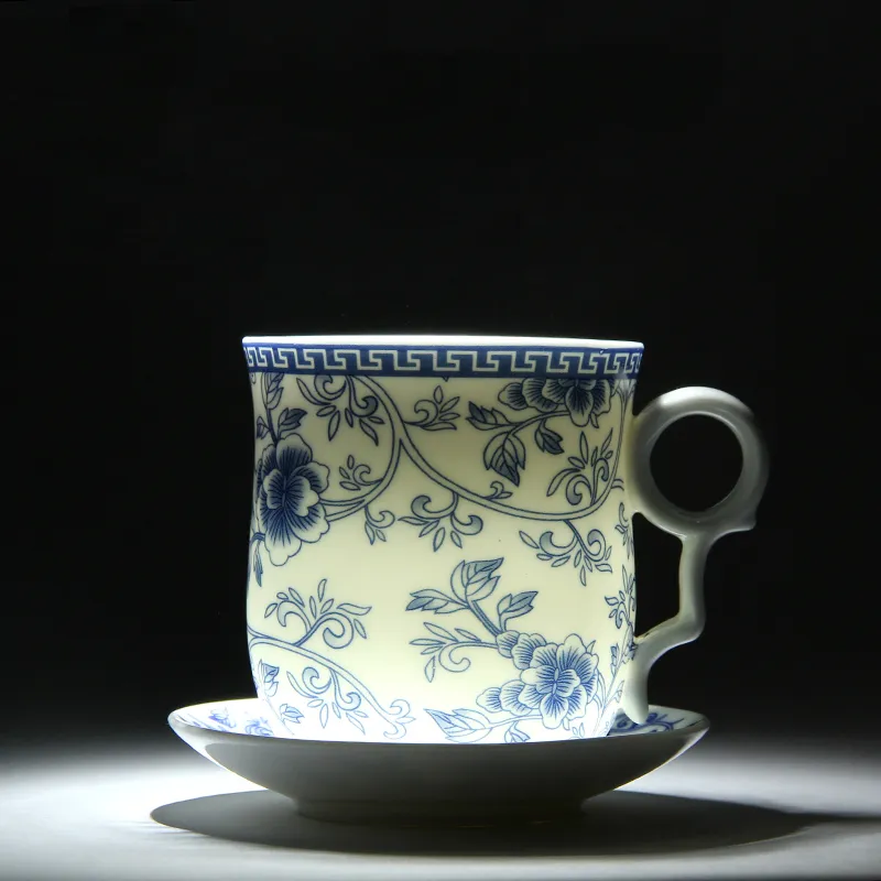 Taza retro para el té con un filtro y tapa de porcelana