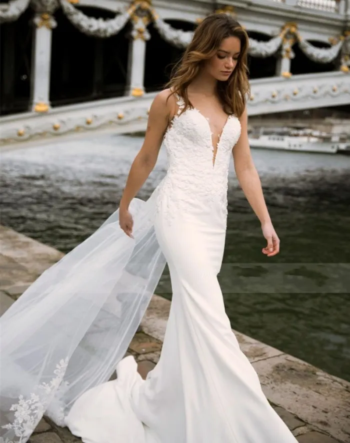 2020 Djup V-Neck Bodice Double Layered Mermaid Bröllopsklänning med avtagbar tåg Illusion Tatuering-Style Back Bridal Dress