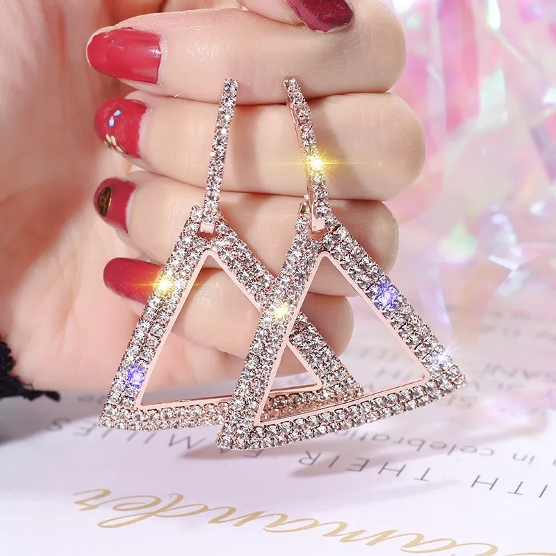 Orecchino di cristallo pieno Elegante Bling Boutique Triangolo geometrico Gioielli cavi New Brincos Shiny Classic Rhinestone Woman Bijoux Femme Gift