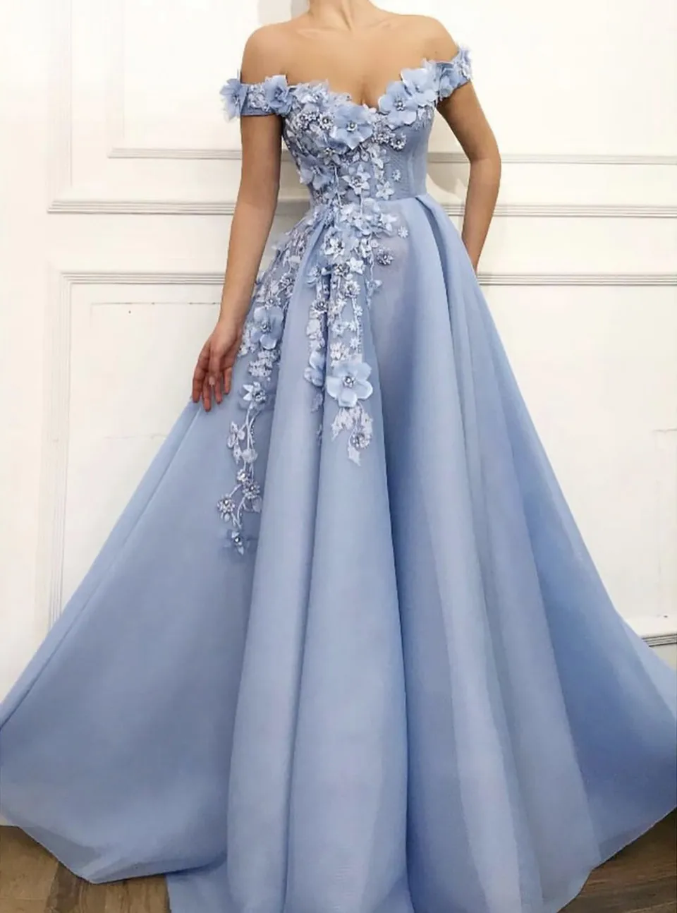 Affascinanti abiti da sera blu A-Line Off The Shoulder Fiori Appliques Dubai Abito da sera lungo arabo saudita Abito da sera