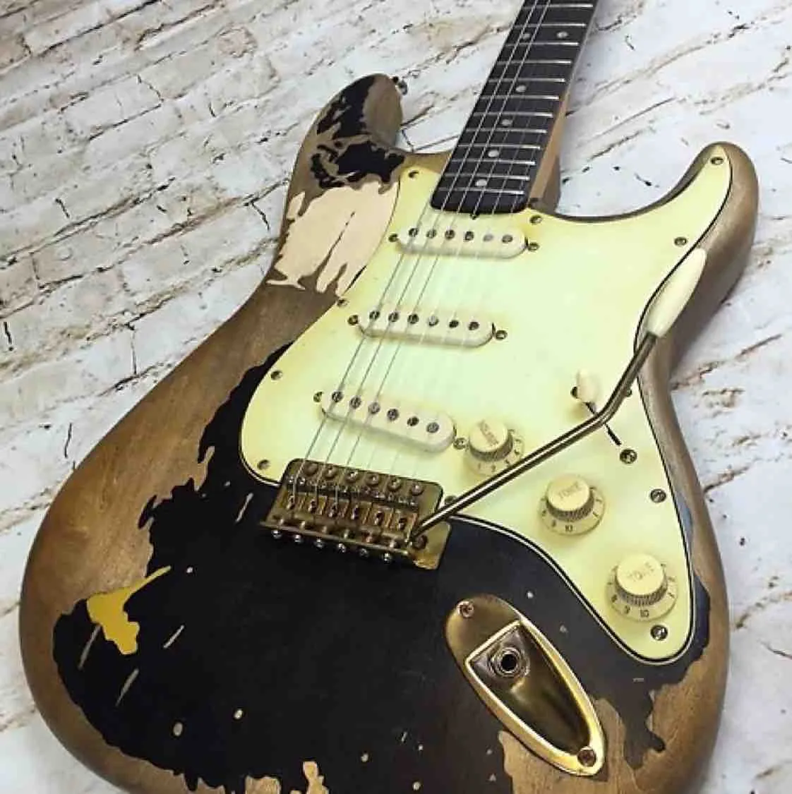 재고 손으로 John Mayer Relic Black 1 Masterbuilt Electric Guitar Aged Gold Hardware Nitrolacquer Paint Tremolo Bridge Whammy Bar Vintage Tuner