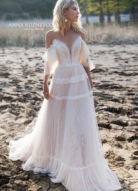 2020 Bohemian Bröllopsklänningar Spaghetti Remsor Av Skulder En Linje Lace Appliqued Boho Bröllopsklänning Baklösa Plus Storlek Strand Bröllopklänningar