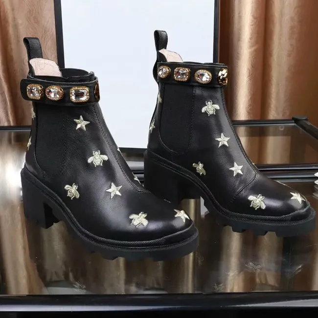 2019 mode kvinnor skor mode brittiska stövlar rund tå martin stövlar spänne band chunky heel runda tår rhinestone märke ankel stövlar 35-42