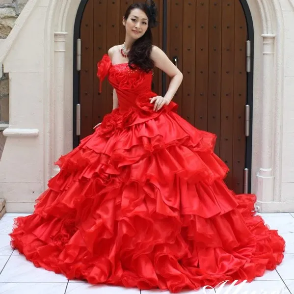 Abito da ballo rosso Abiti da quinceanera Collo senza spalline Perline Cascading Ruffles Sweet 16 Dress Sweep Train Organza Tiered Masquerade Gowns