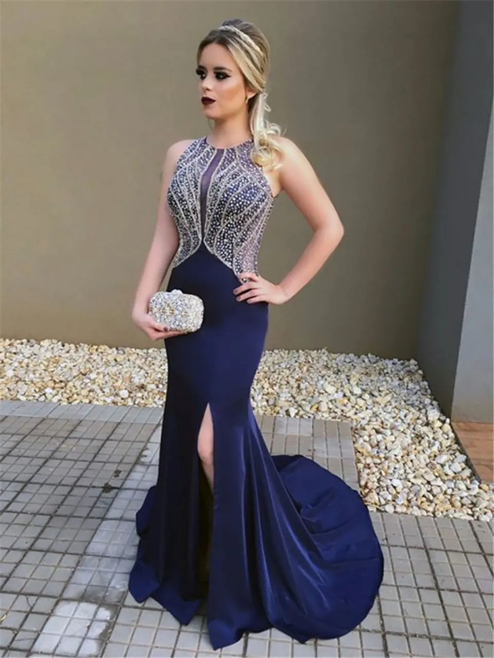 Eleganta pärlor kristaller Royal Blue Prom Klänningar Sexiga Open Back Afton Party Klänningar med Slit Robe de Soiree