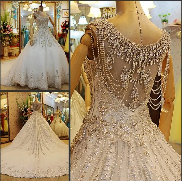 Bollklänning V-ringning Luxury Crystal Wedding Dress Tulle Rhinestone Pärled Lace Real Photo Long Train Sexig Backless Bling Wedding Brudklänningar