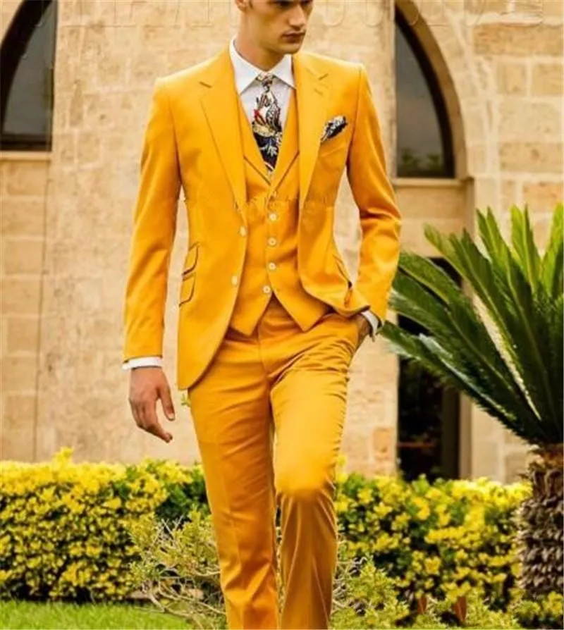 Smoking dello sposo giallo Tacca bavero Groomsmen Abito da sposa da uomo Moda Giacca da uomo Blazer Prom Cena Abito da 3 pezzi (giacca + pantaloni + gilet + cravatta) 2272