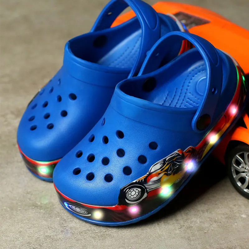 Sandalias para niños Zapatos luz LED de diseñador bebés niños Coche agujero Baño