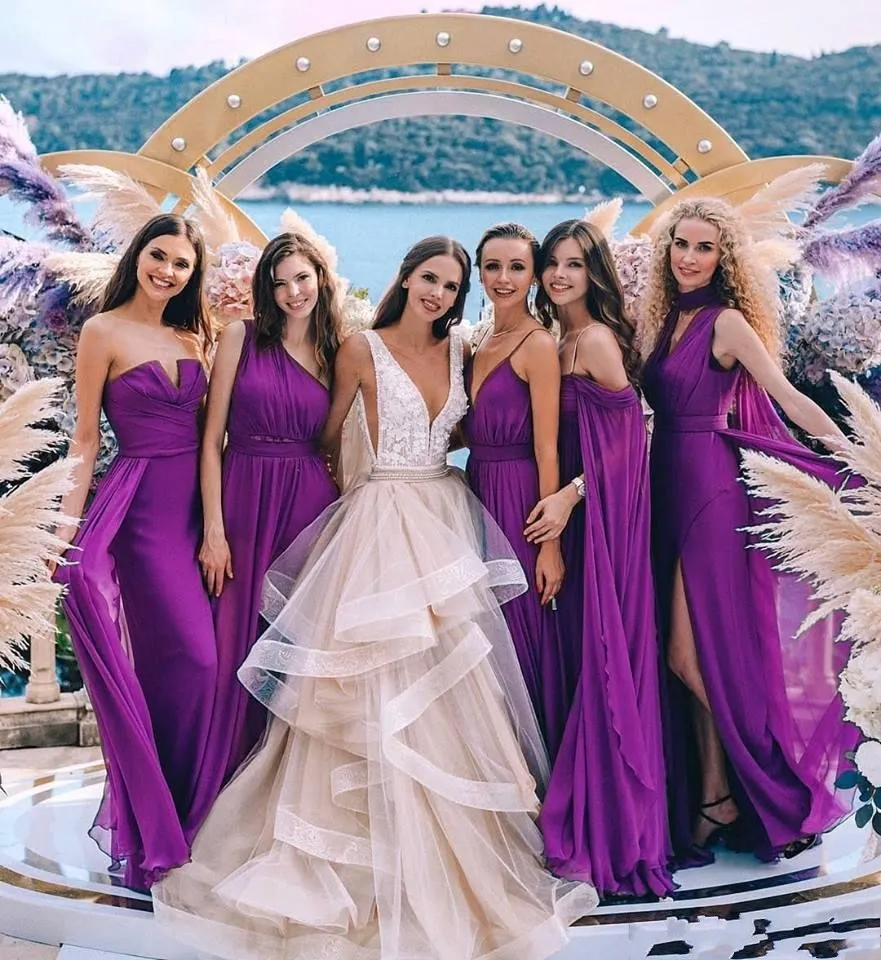 Púrpura Nuevos vestidos de dama de honor de gasa baratos Playa Jardín Verano Diferentes estilos Lado largo Dividir Vestidos de invitados de boda Vestido de dama de honor