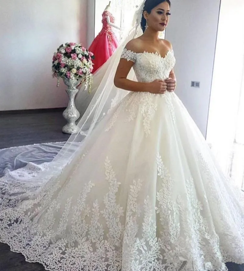 Spetsar utanför axeln bröllopsklänningar arabiska 2020 Sheer Back Princess Illusion Applique Bridal Gowns Robe de Mariage 33 0509 0510