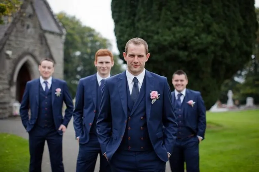 Navy Blue Groom Tuxedos Peak Lapel Män Bröllopsklänning Bästa populära Män Business Prom Collective 3 Piece Suit (Jacka + Byxor + Tie + Vest) 2278