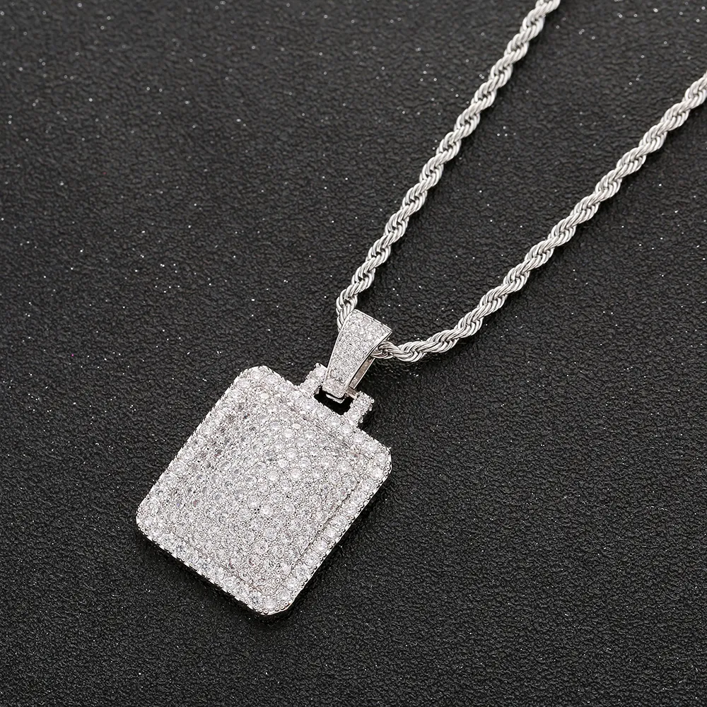 Мужчины Iced Out Dog Tag Подвеска Ожерелье с бесплатной веревочной цепью Кубический циркон Подвески Хип-хоп Ювелирные изделия