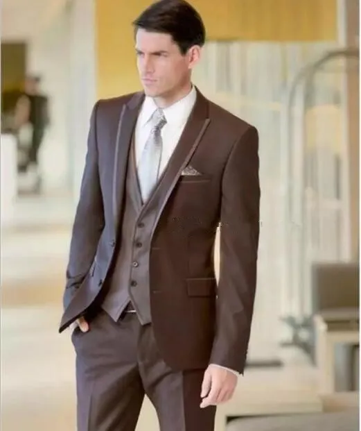 New Brand New Zwei Tasten Brown Hochzeit Bräutigam Smoking Peak Revers Groomsmen Männer Anzüge Prom Blazer (Jacke + Pants + Weste + Tie) 032