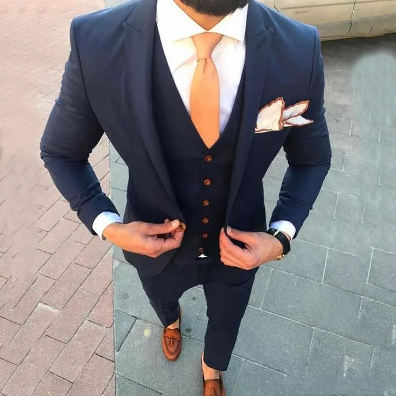 Senaste Design One Button Navy Blue Wedding Män Passar Peak Lapel Nya tre bitar Business Groom Tuxedos (Jacka + Byxor + Vest + Tie) W950