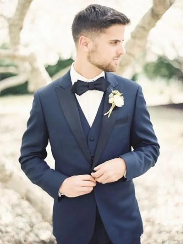 أحدث تصميم زر واحد الأزرق الداكن الزفاف الرجال بذلات الذروة التلبيب ثلاث قطع الأعمال العريس البدلات الرسمية (سترة + سروال + سترة + ربطة عنق) W1117