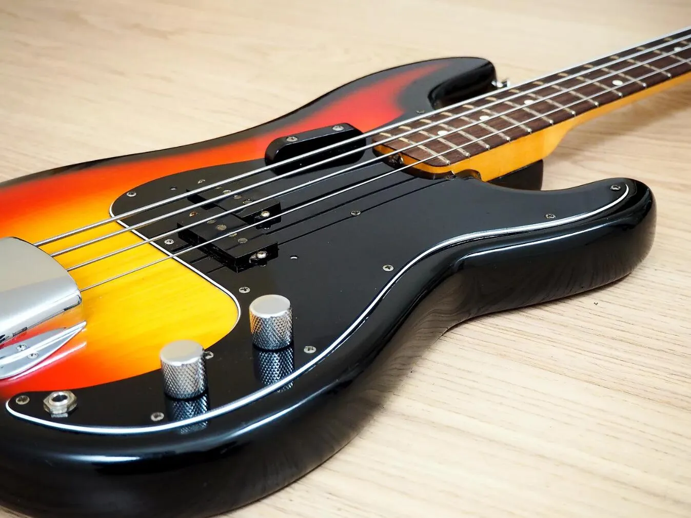 希少な 4 弦ジャズエレクトリックベースギター 高精度 3 トーンサン