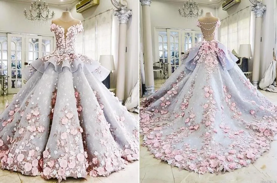 2021 Luxury Quinceanera Ball Suknie Suknie Koronki 3D Kwiatowe aplikacje Cap Rękawy Słodkie 16 Sweep Pociąg Sheer Back Pufy Party Prom Suknie Wieczorowe