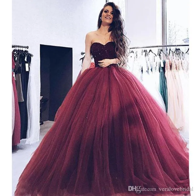 Prinsessan Burgundy Ball Gown Quinceanera Klänningar Sweetheart Sweep Train Backless Tulle Party Dress Vestidos De Fiesta Formell Kvällskläder