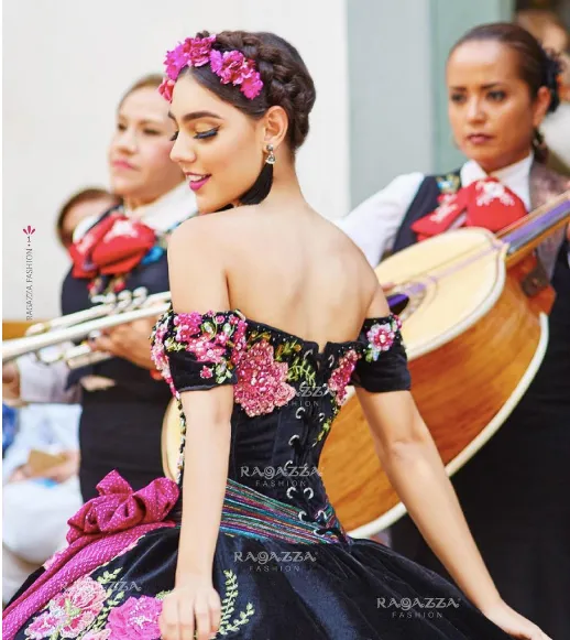 Preto floral applique vestido de baile quinceanera vestidos frisado fora do ombro pescoço vestidos de baile varredura trem organza em camadas doce 15 d281e