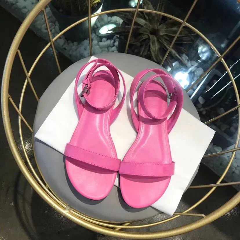 Ankelband Kvinnor Sandaler Designer Logo Tryckt läder Sandal Kvinnor Öppna Toe Flat Skor Sommar Utomhusskor Med Svart Rosa Färg