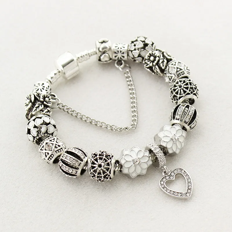 Il braccialetto di fili di collocazione in bianco e nero alla moda e pura è un diamante incastonato fai-da-te su una catenaria a mano con perline